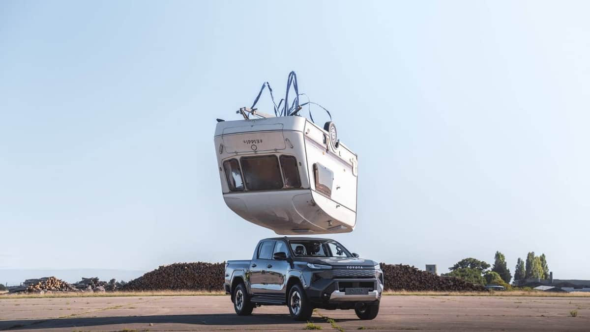 Prueba de resistencia extrema: la Toyota Hilux eléctrica sobrevive a la caída de una casa rodante de 760 kilos