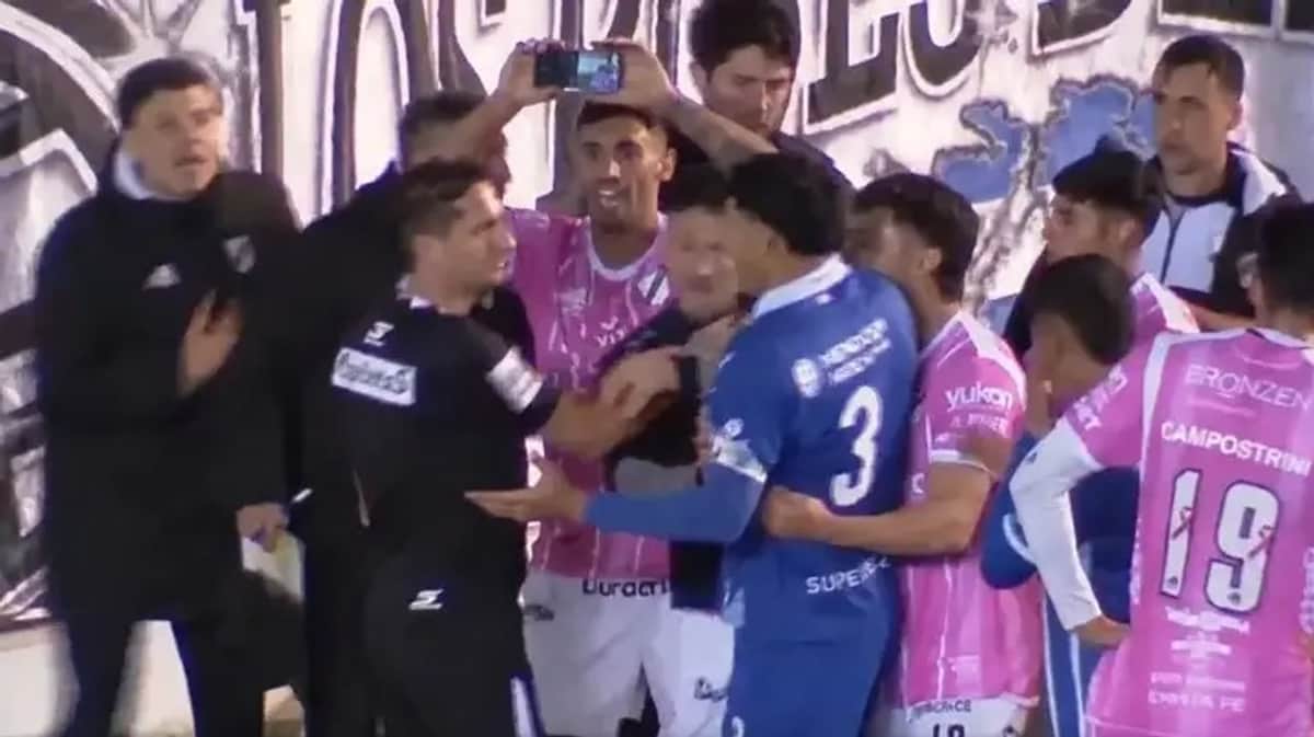 Escándalo en la Primera Nacional: un celular, un penal anulado y 20 minutos de demora