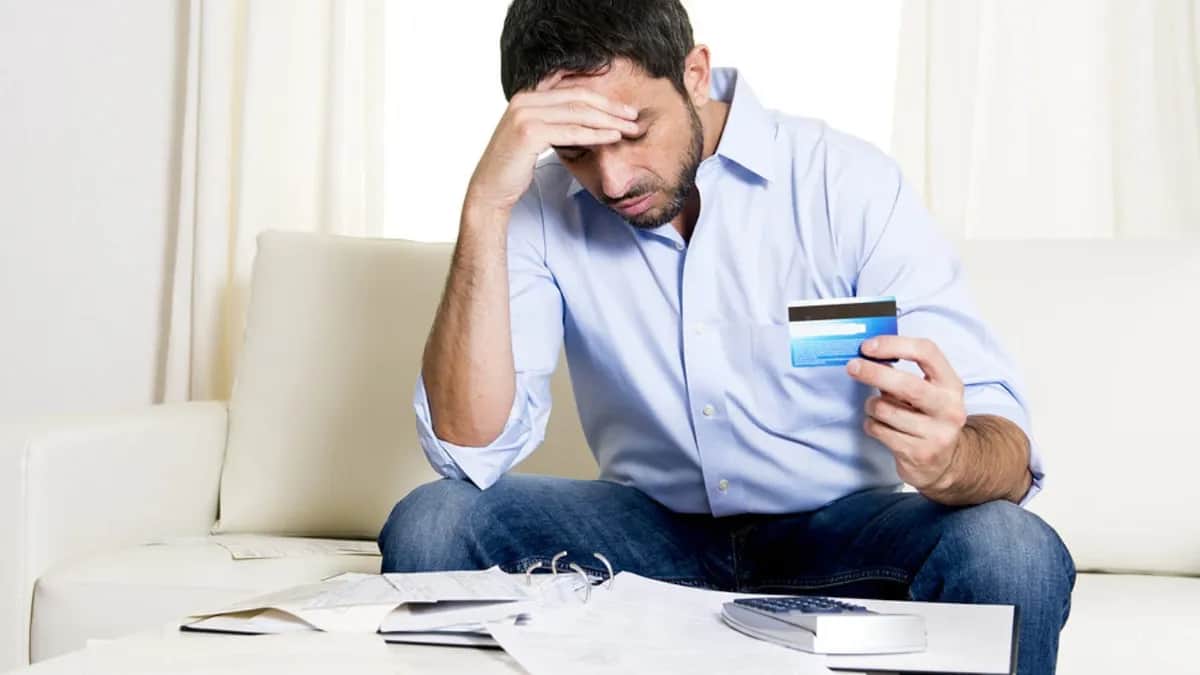 Economía: la morosidad de las familias dio un leve alivio en agosto pero casi se duplicó en un año
