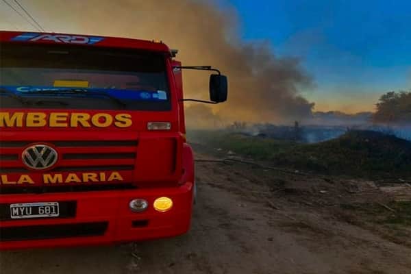 Los Bomberos debieron controlar un incendio de pastizales de 75 metros