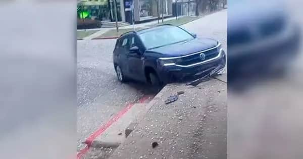 Video: Grababa la tormenta de granizo y filmó un choque en vivo