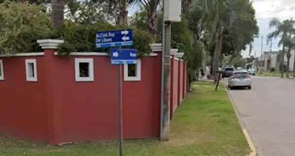 Chocaron en moto contra un vehículo estacionado y terminaron con serias heridas