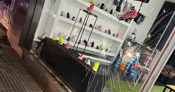 Rompió la vidriera de un comercio para robar y lo atraparon a cuadras
