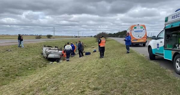 Esquivó dos perros y volcó su auto en la Autopista Córdoba-Rosario