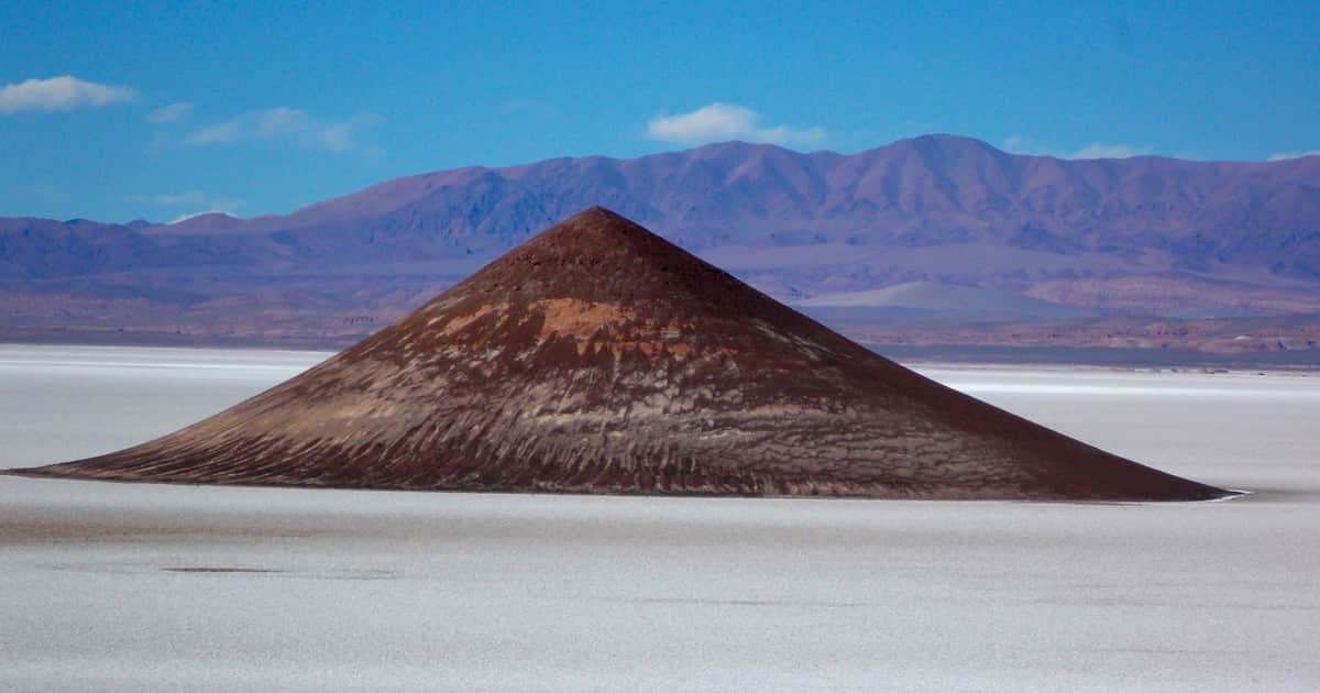 Un cono perfecto en la Puna, un escenario lunar, volcanes y lagos turquesas: 7 paisajes de la Argentina para descubrir