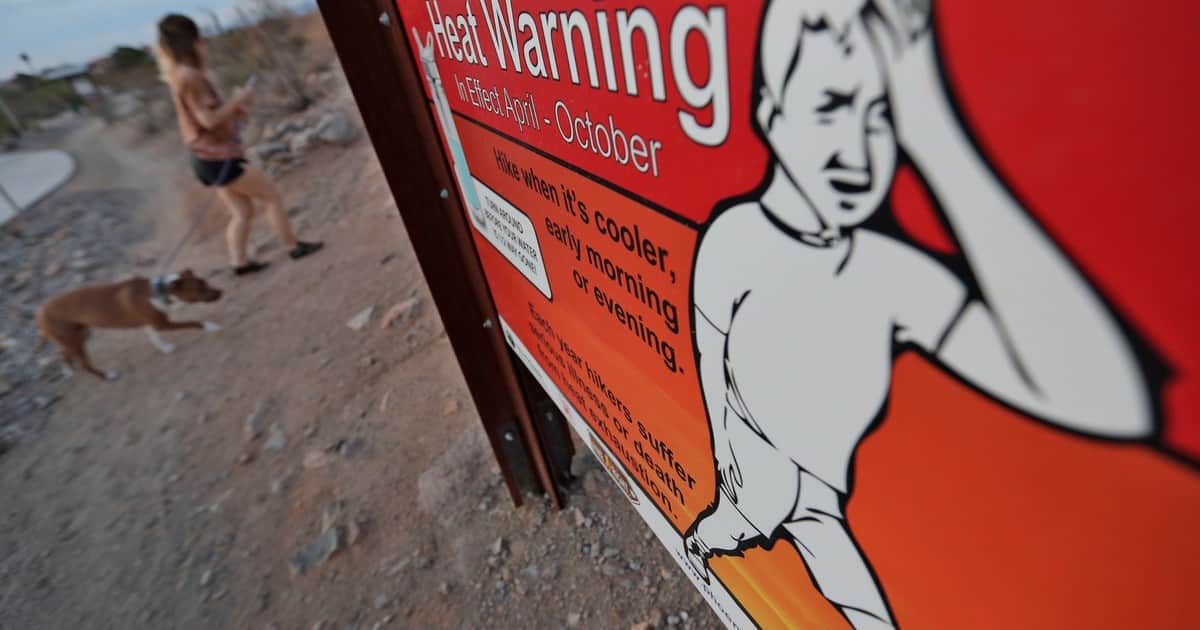 En 2020, Phoenix cubrió 36 millas de carreteras para combatir el calor extremo; las superficies se enfriaron 12°F al mediodía, pero la exposición al calor para los peatones aumentó 5,5°F