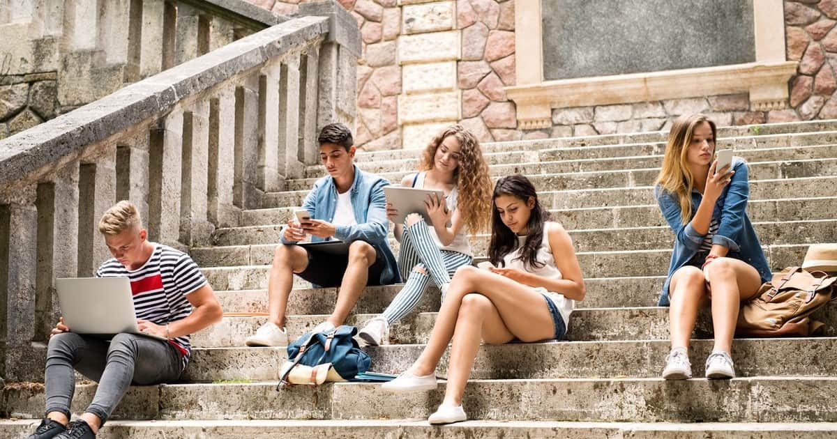 Celulares e IA en el aula: nada se resuelve con la circular de un ministerio