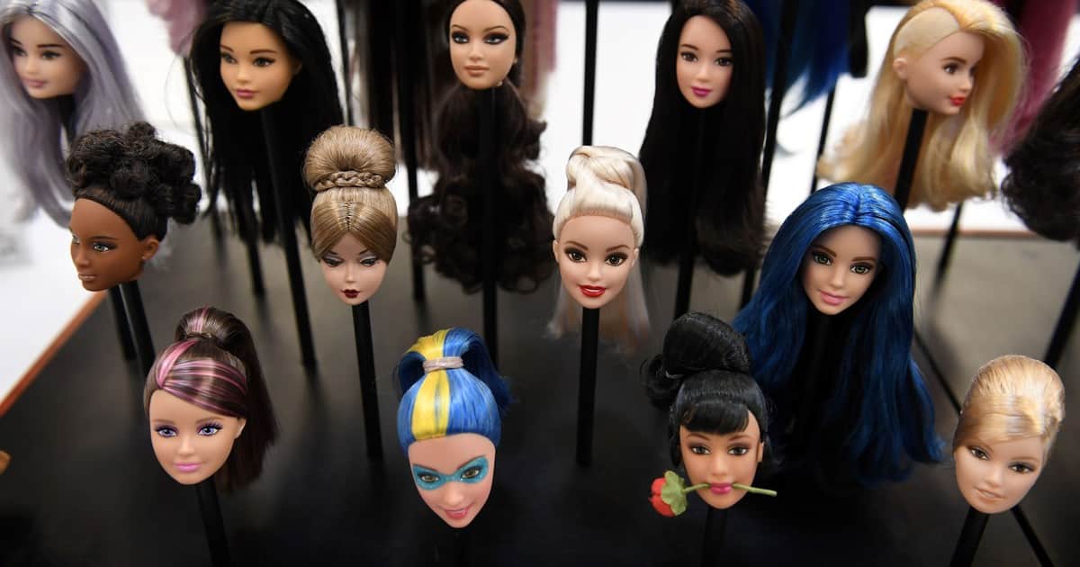 Adultos que compran juguetes
