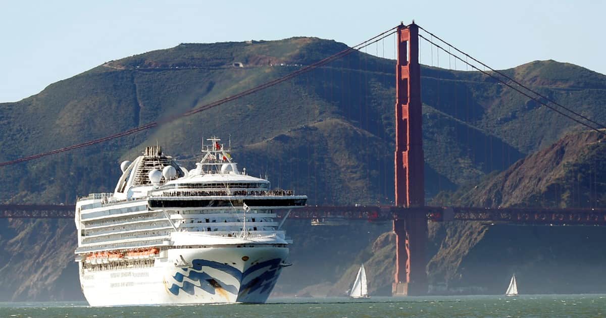 Misterio en Puerto Vallarta: un hombre que celebraba su aniversario saltó por la borda de un crucero y se desata una búsqueda frenética