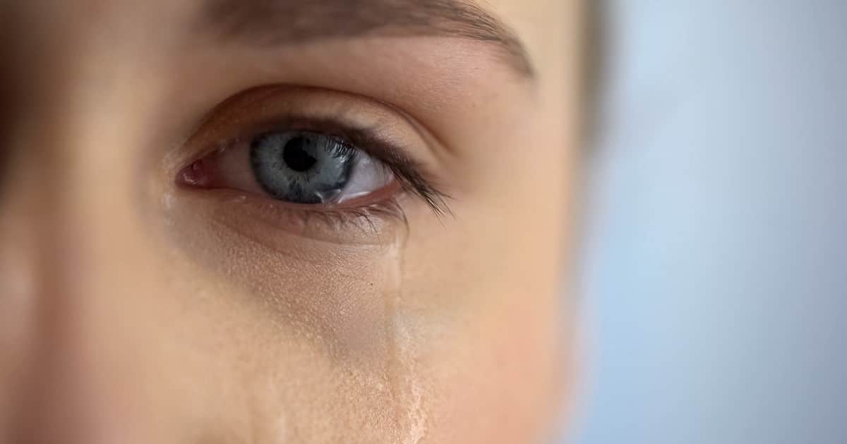 La psicología dice que una muestra inesperada de cariño puede hacer llorar, provocar calor en el pecho o incluso escalofríos, una reacción emocional que aparece cuando aumenta de forma repentina la sensación de cercanía