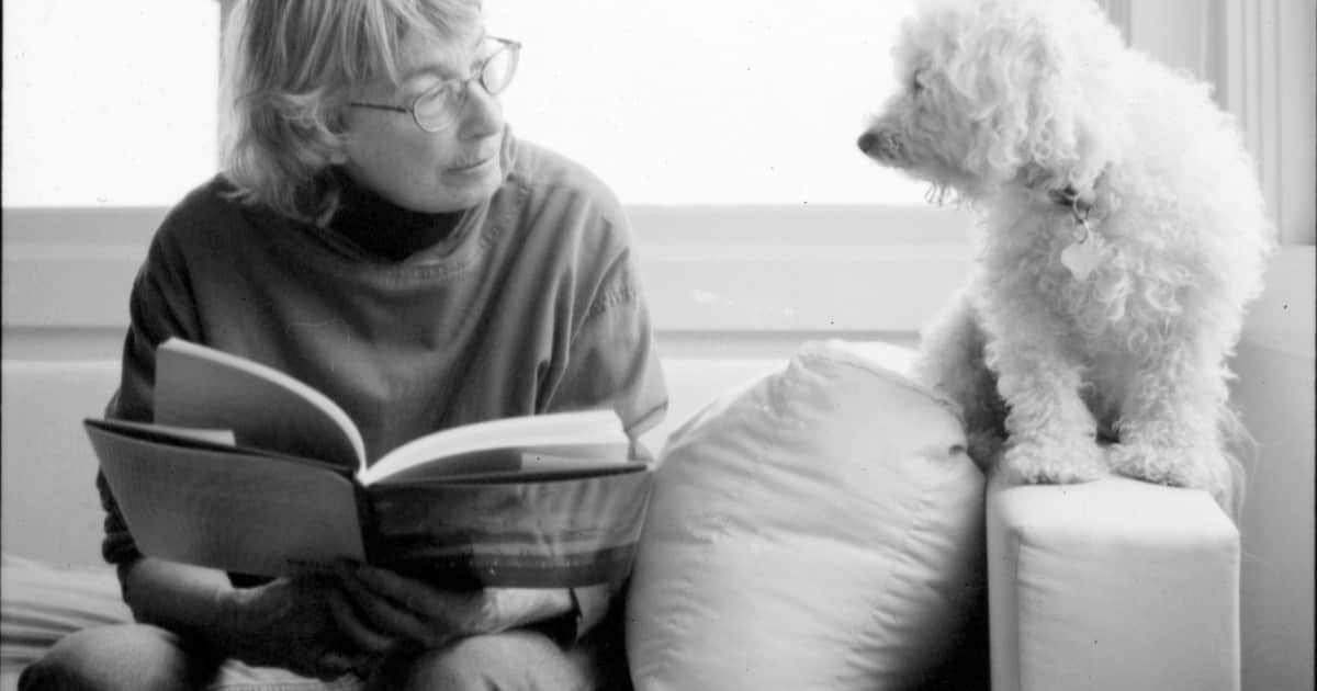 Mary Oliver, poeta estadounidense ganadora del Pulitzer: "Nunca debes dejar de ser caprichosa. Y nunca, jamás, debes confiarle a nadie la responsabilidad de tu vida"