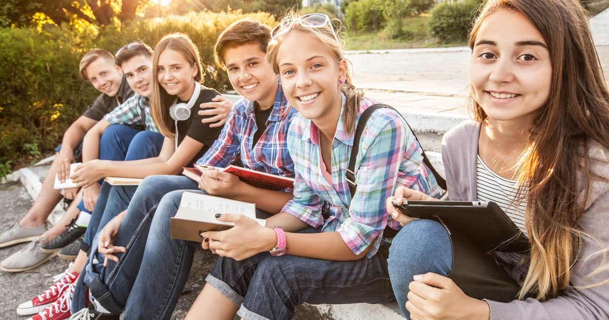 La psicología dice que la razón por la que tantas personas se sienten rezagadas hoy en día a los 30 y 40 años no es la falta de logros, sino que las redes sociales crearon la primera generación que experimentó los hitos de los demás en tiempo real, pero no nos enseñaron a filtrar el sesgo de supervivencia