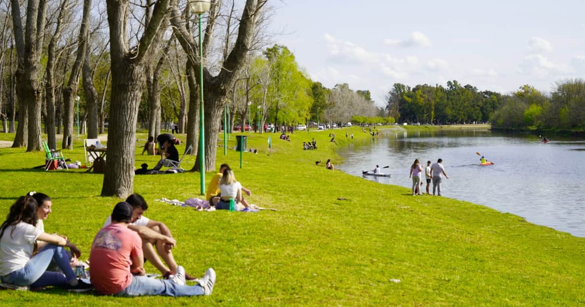 Seis escapadas low cost de primavera: bicicleteada por la historia, escaleras artísticas sobre el Paraná, una sorprendente cascada y otras propuestas
