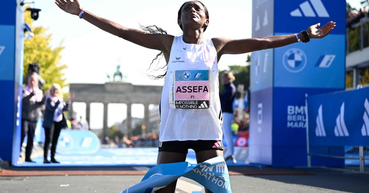 Tigst Assefa, entre el dolor y el drama en el Maratón de Berlín: iba a batir el récord mundial pero llegó rengueando a la meta