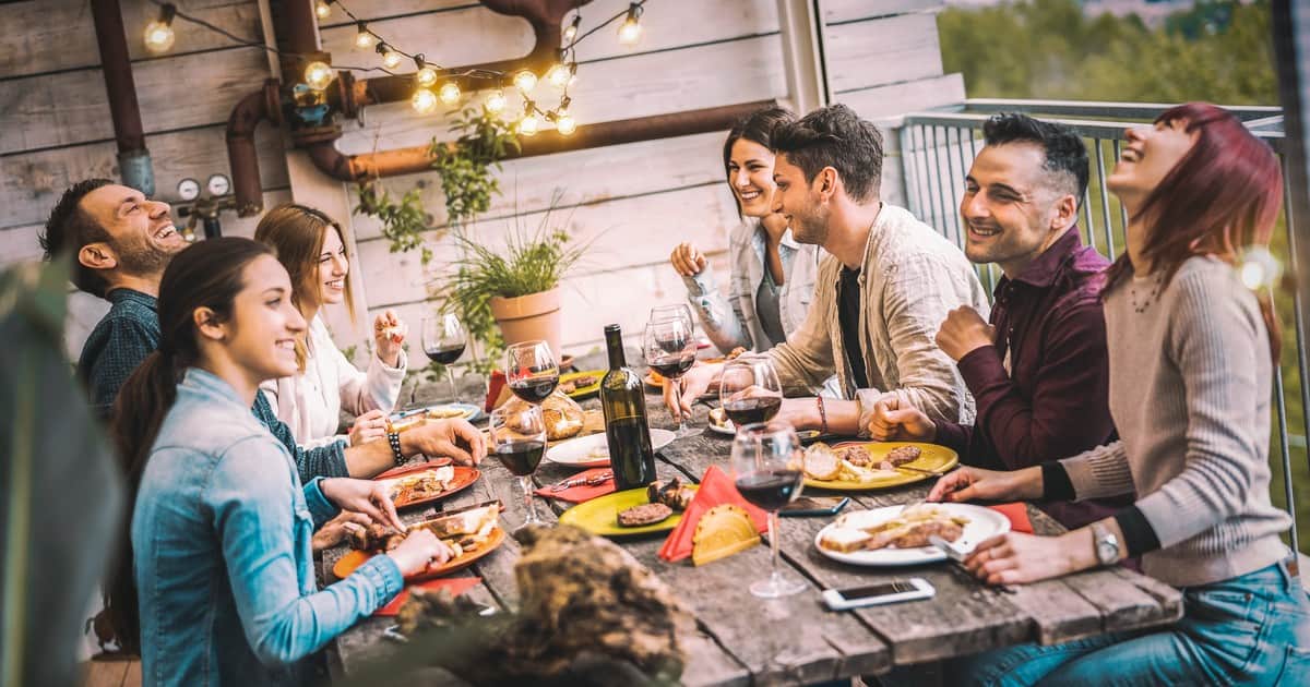La psicología dice que querer cancelar una cena o un encuentro y terminar preguntándonos por qué casi no fuimos tiene una explicación: el cerebro puede imaginar que las conversaciones serán aburridas y equivocarse