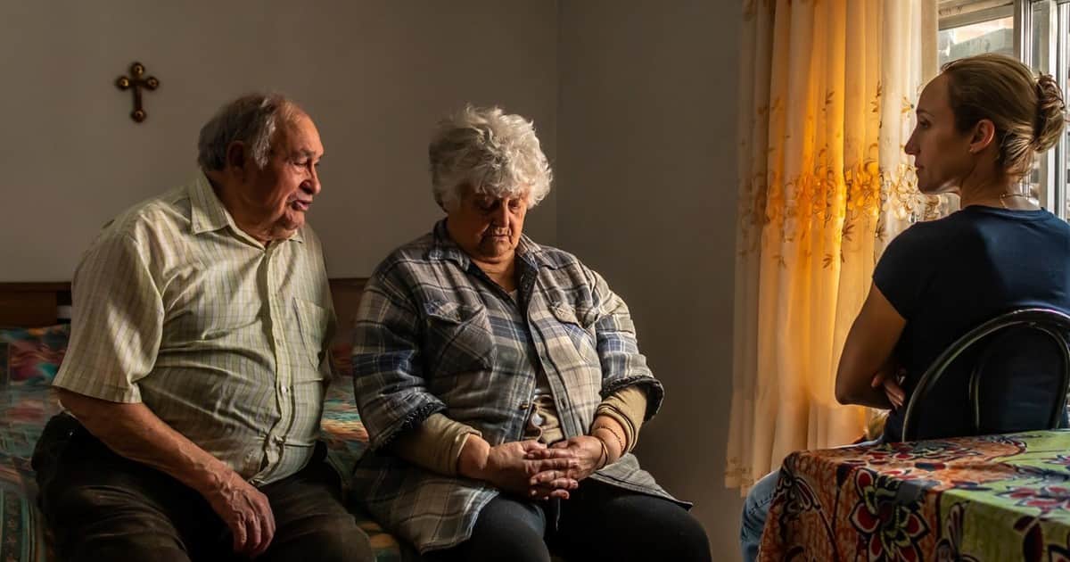 La psicología dice que los hijos adultos que más se preocupan por sus padres mayores no son los favoritos; a menudo son aquellos que aún esperan una validación que estuvieron buscando durante años