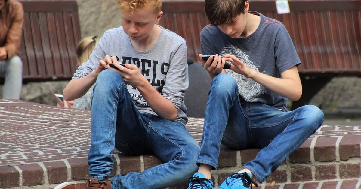 Celulares afuera, IA adentro: la falsa contradicción que confunde el debate educativo