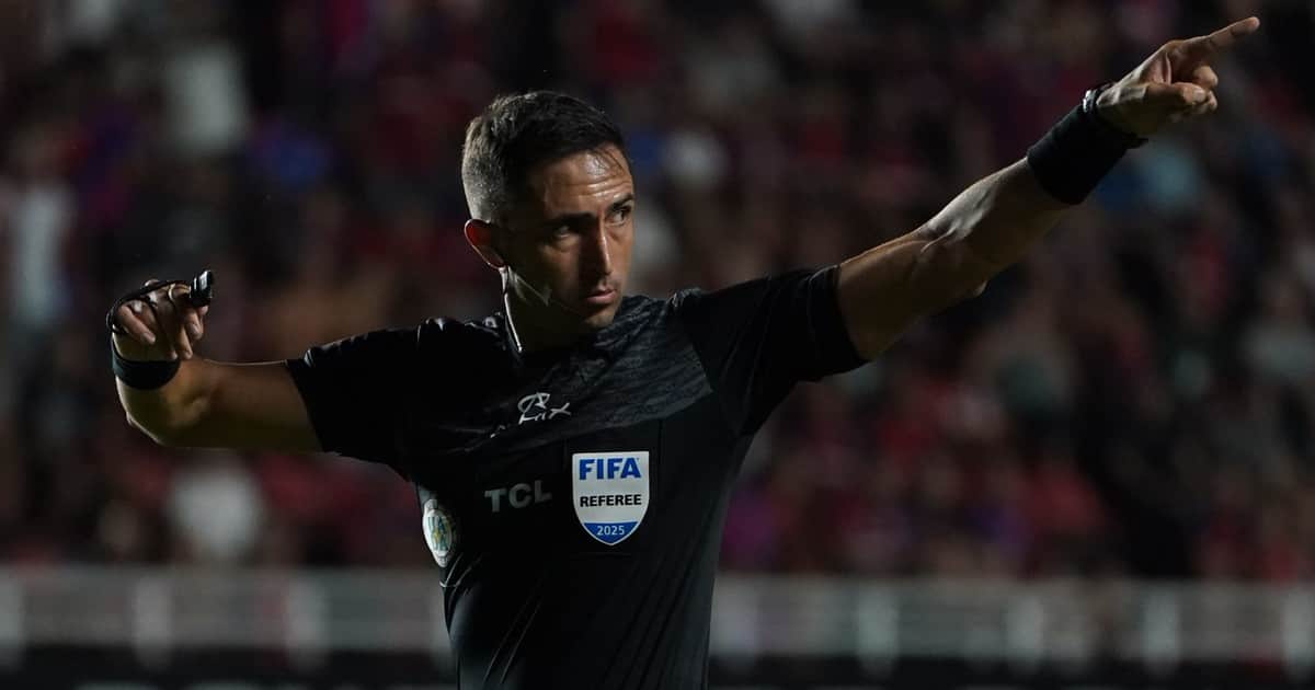 El árbitro Nazareno Arasa y el VAR Diego Ceballos, sancionados en forma exprés por la AFA tras perjudicar a Vélez: qué dice el comunicado