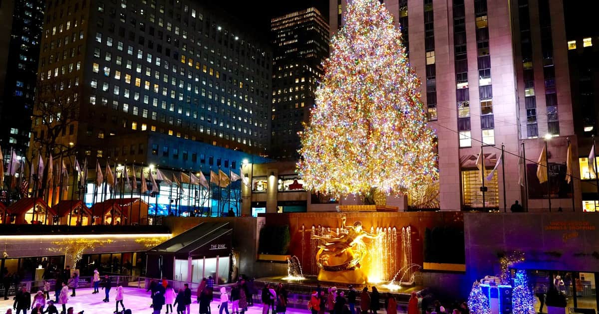 El árbol de Navidad del Rockefeller Center de Nueva York tiene una segunda vida: su madera se convierte en viviendas después de las fiestas