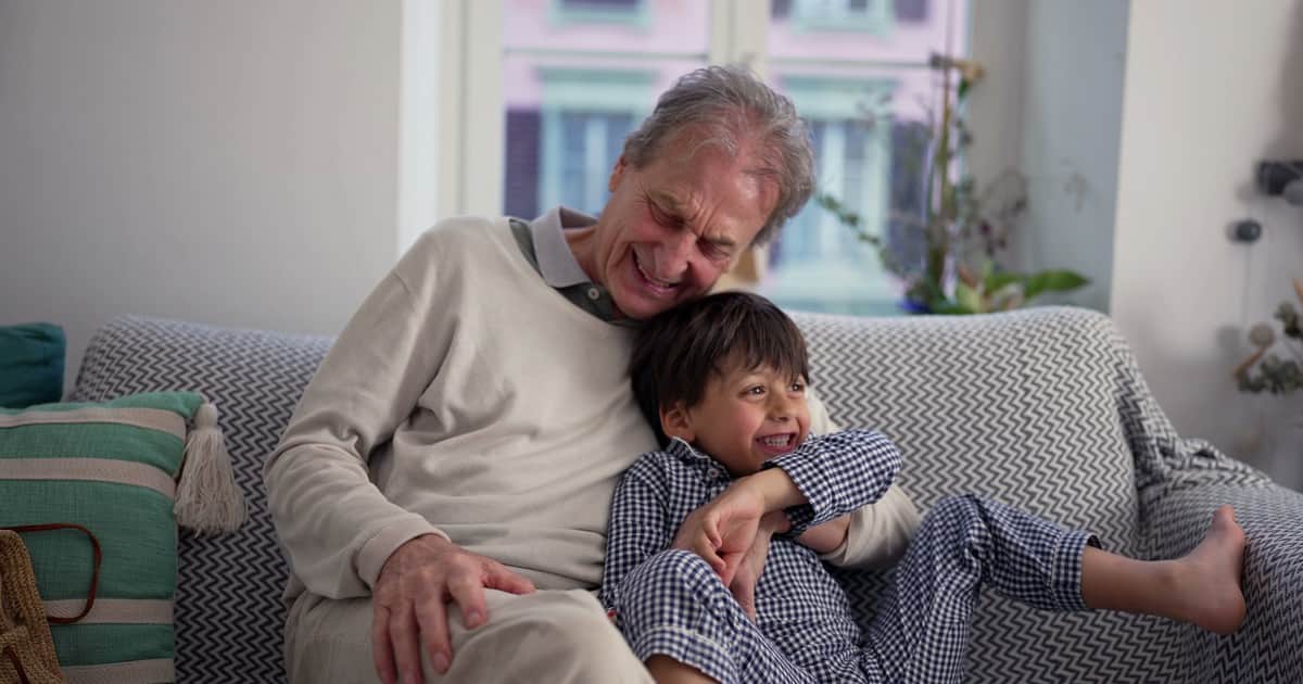 "Tengo más de 70 años y me he dado cuenta de que ser un 'buen abuelo' es en realidad una segunda oportunidad para disculparme con mis hijos adultos sin tener que decir las palabras"