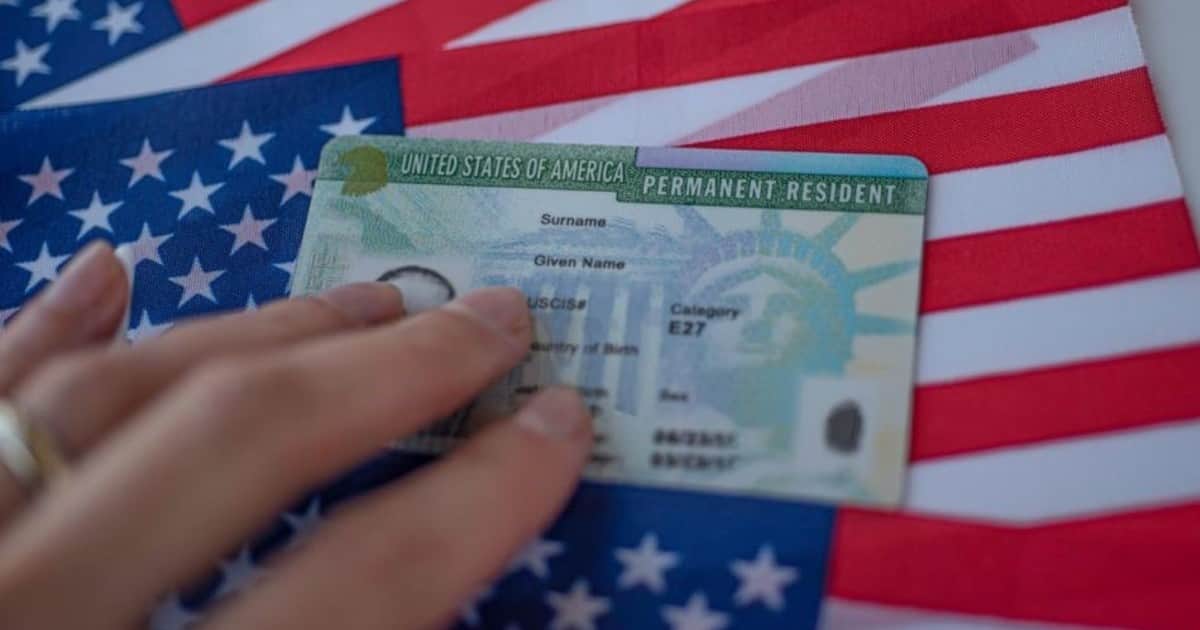 Oficial y confirmado | Desde septiembre, USCIS endurece la regla de “carga pública” para otorgar permisos de residencia y "green cards": revisará caso por caso de todos los solicitantes