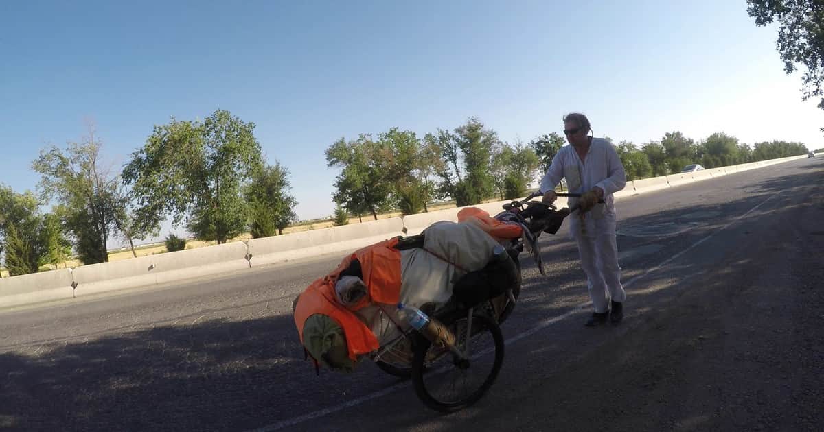 Salió a caminar en 1998 y todavía no regresó a casa: lleva 28 años de viaje y hasta nadó 288 kilómetros