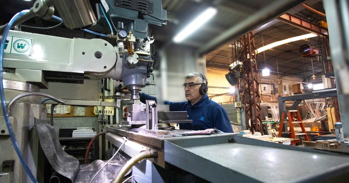 La industria no despega y el uso de la capacidad instalada cayó al nivel más bajo desde marzo