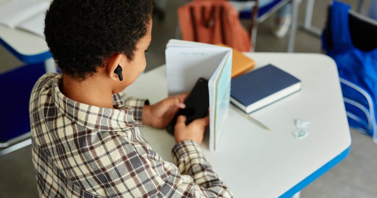 Tras los resultados de las pruebas PISA, una provincia busca limitar el acceso a Facebook, Instagram y otras redes sociales en las escuelas