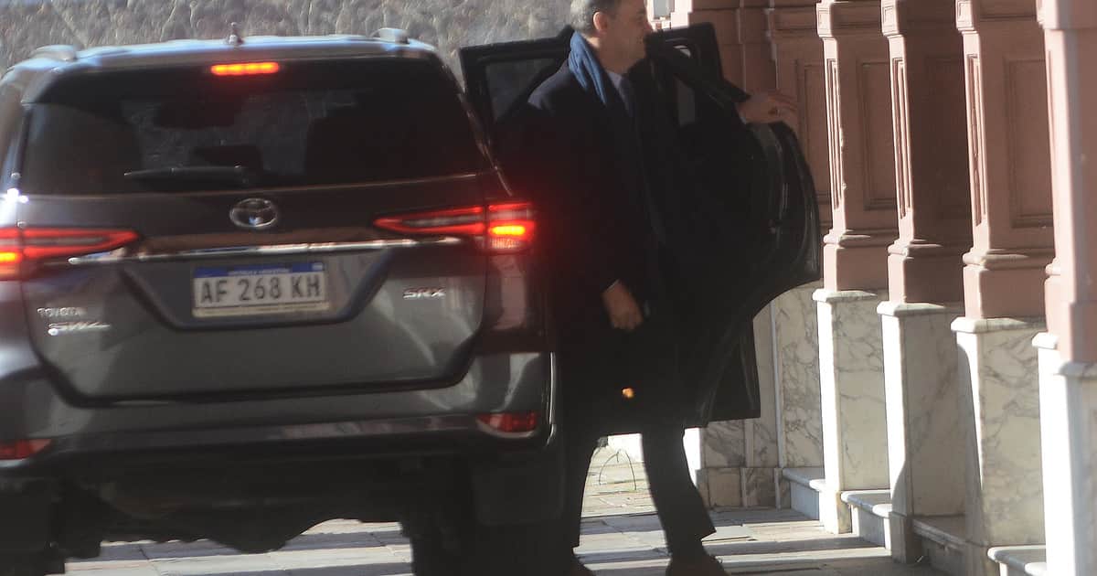 Adorni sigue con custodia y auto oficial hasta diciembre por una decisión "política" del Gobierno