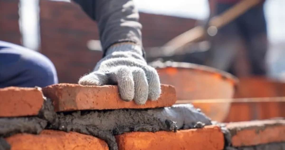Un albañil de 64 años denuncia la contradicción de la construcción: "Me pidieron hablar inglés con los ladrillos"