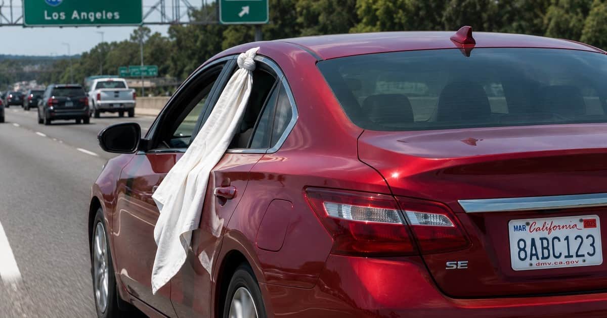 Colgar un trapo blanco de la ventana del auto: qué significa, por qué volvió a ser tendencia y en qué caso recomiendan hacerlo