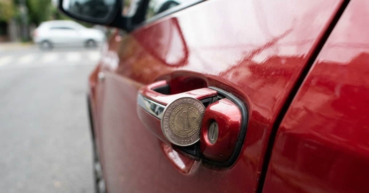 Qué significa encontrar una moneda en la puerta del auto y por qué es importante saber qué hacer