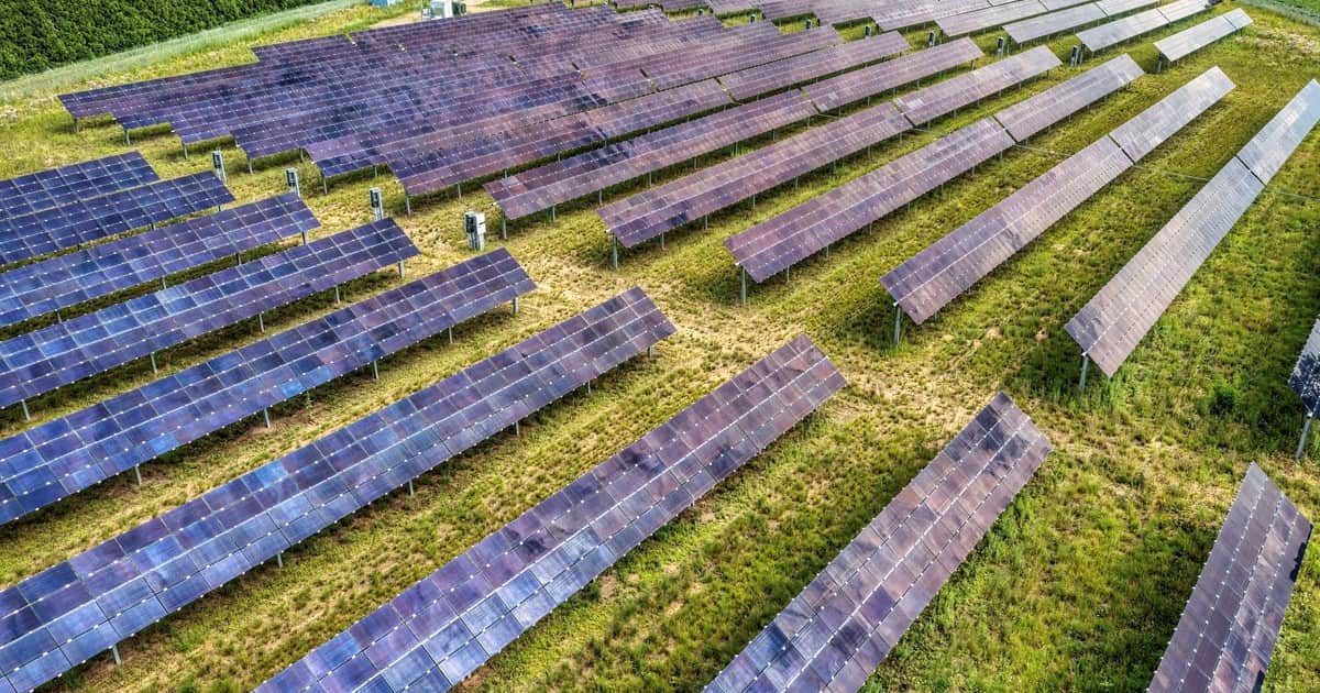 New Haven instaló 1.900 paneles solares en un vertedero clausurado que durante décadas recibió la basura de la ciudad y un informe estimó que estos sitios podrían albergar 63 gigavatios de capacidad solar