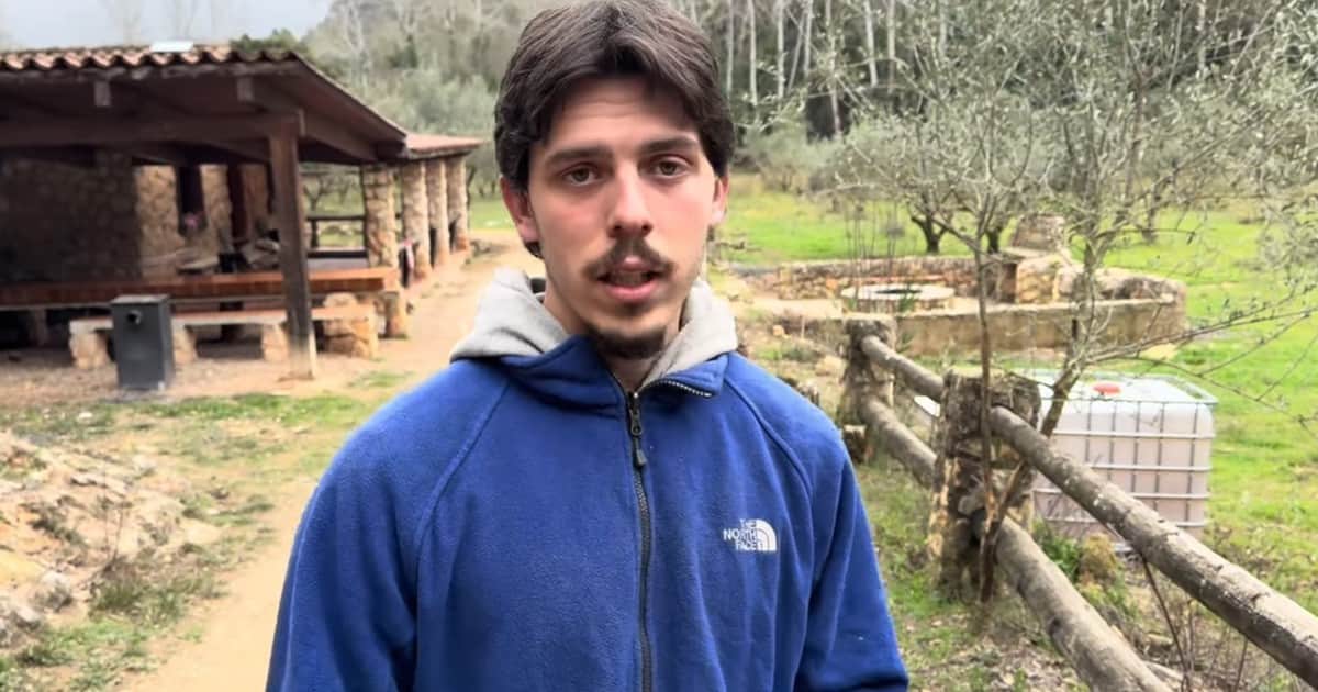 Iker, joven autosuficiente de 22 años: "En la ciudad damos por hecho que siempre habrá luz y agua, pero aquí tengo que conseguirlas por mí mismo: no tengo red eléctrica ni cañerías"