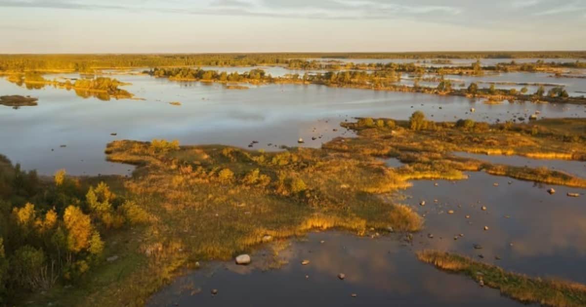 Este país continúa emergiendo del mar 10 mil años después de la última era glacial, por lo que siguen apareciendo nuevas tierras; pero según la ley, no pertenecen automáticamente a quien sea propietario de la costa que tiene enfrente