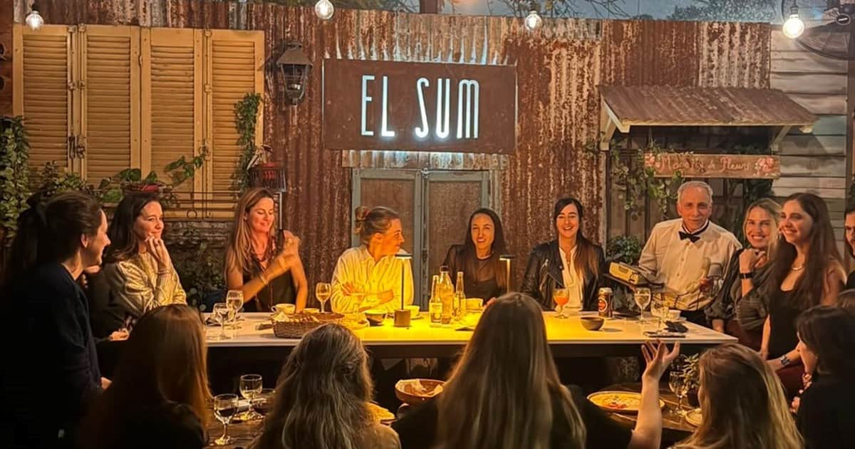 Del “match” a la mesa: cómo son las cenas para solteros que apuestan al cara a cara entre desconocidos