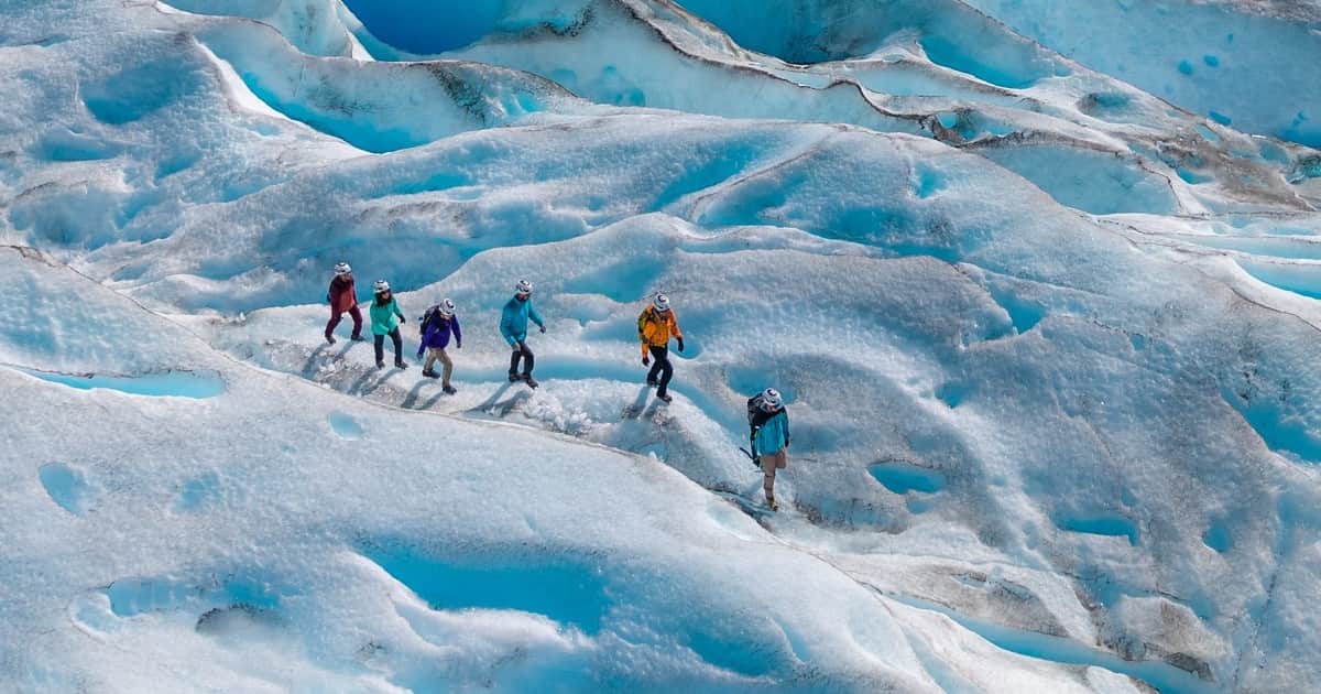 Escapada a El Calafate: cómo es la caminata sobre el glaciar, un bosque de cuentos y la cascada congelada
