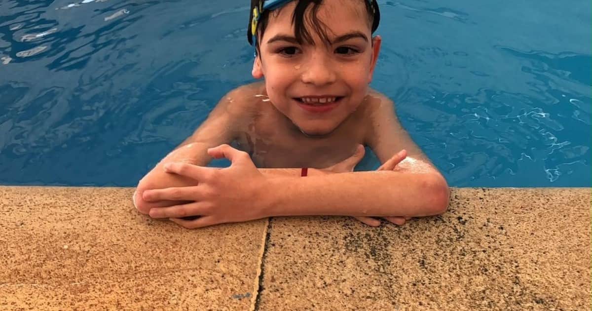 Tiene ocho años, atrofia muscular espinal y una carrera por delante: el agua como una forma de libertad