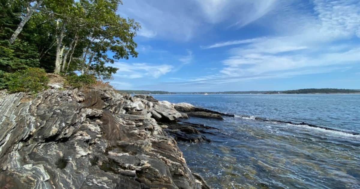 En 1964, una mujer de 27 años compró una isla abandonada de 7 hectáreas frente a la costa de Maine y construyó una pequeña casa para vivir allí sola; 22 años después, la isla fue donada para convertirse en un santuario de vida silvestre