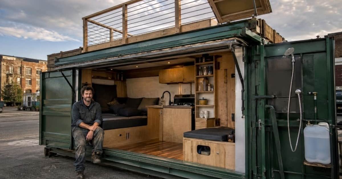 Un hombre compró un contenedor de basura por 2000 dólares, le instaló suelo de madera, una cocina, una cama y un baño oculto, e incluso transformó el tejado en una terraza para sus estancias en Nueva York