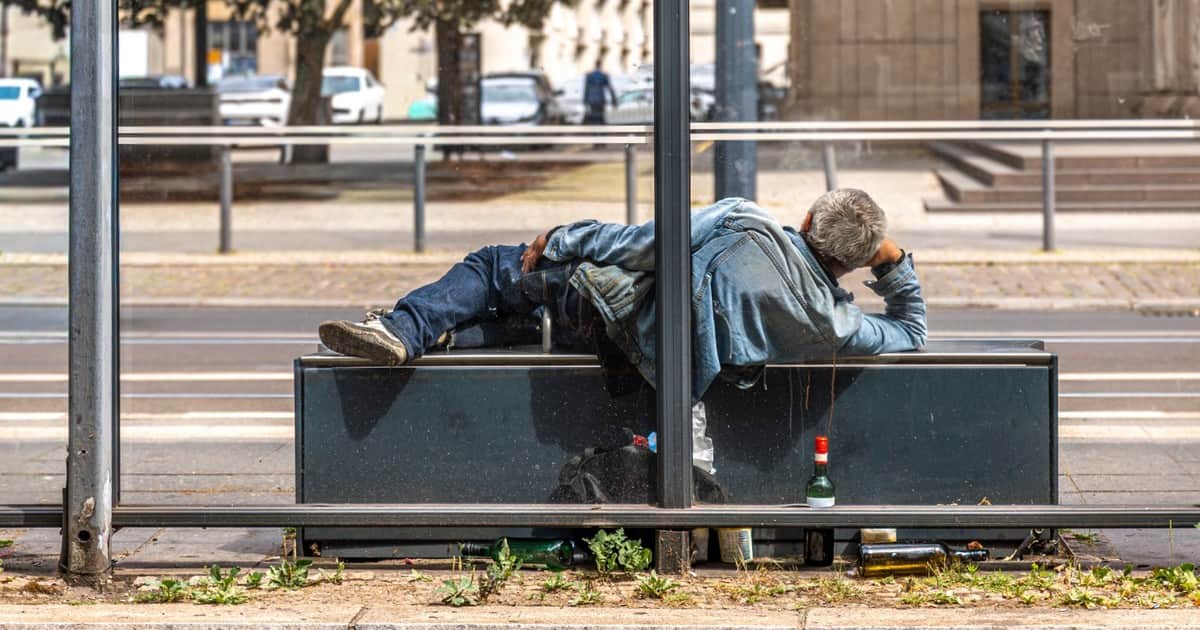 Tras vivir 16 años en las calles, un hombre estudia durante cuatro meses en los bancos de un parque, gana el primer puesto en un examen de sepulturero municipal y planea usar su primer sueldo para finalmente alquilar una casa