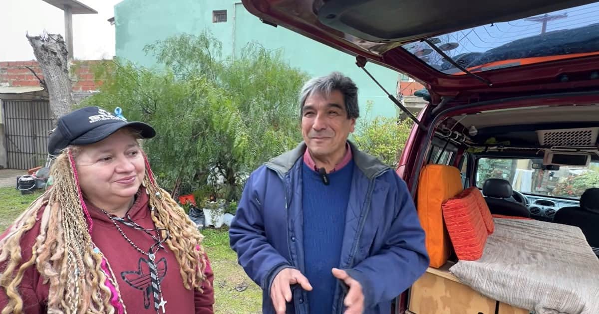 A los 60 años transformaron su camioneta en un motorhome: "Nuestros hijos murieron y un día dijimos: 'Cambiemos de vida' y poco a poco volvimos a ser felices"