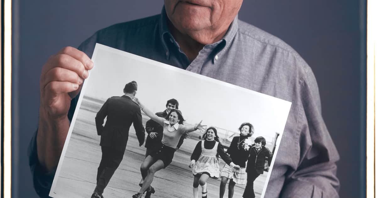 Murió Sal Veder, el fotógrafo que ganó un Pulitzer al inmortalizar el abrazo de un prisionero de la guerra de Vietnam con su familia