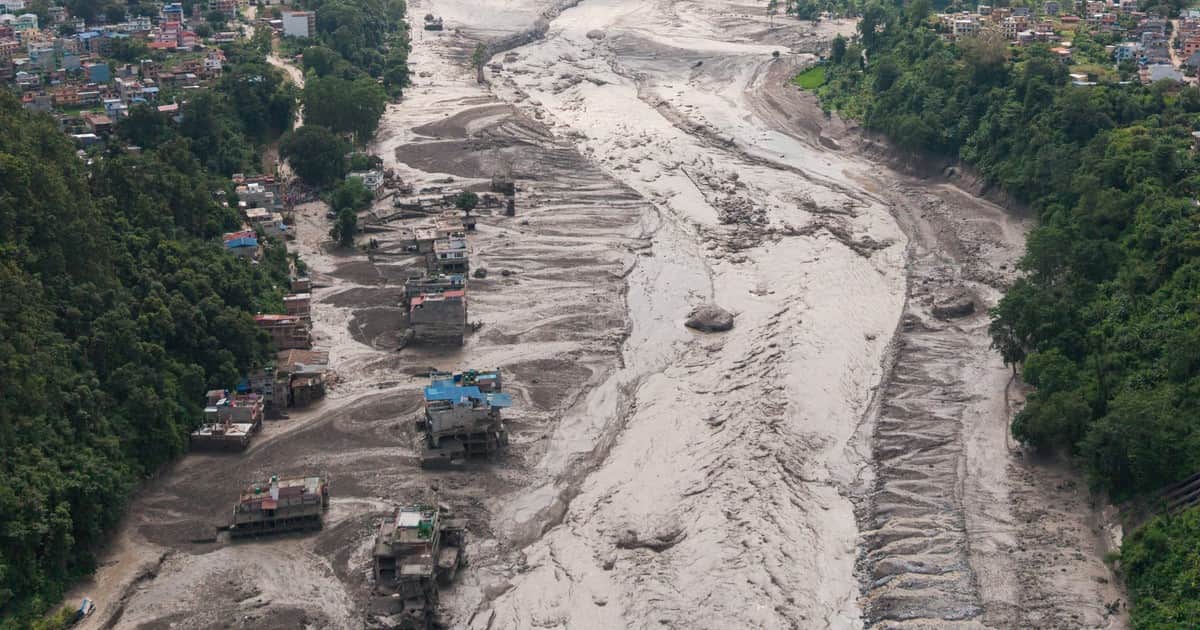 Estiman que el hielo desprendido de un glaciar pudo haber causado la arrasadora riada en Nepal
