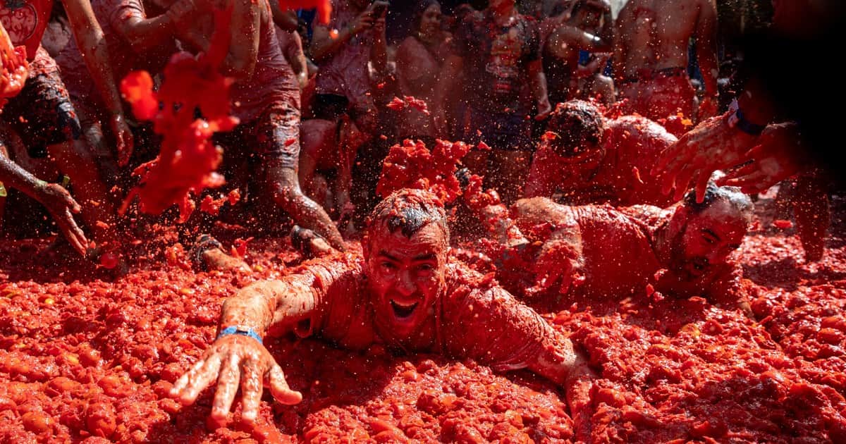 Solo dura una hora, usan 150 toneladas de tomates y es uno de los eventos más virales y esperados del verano europeo