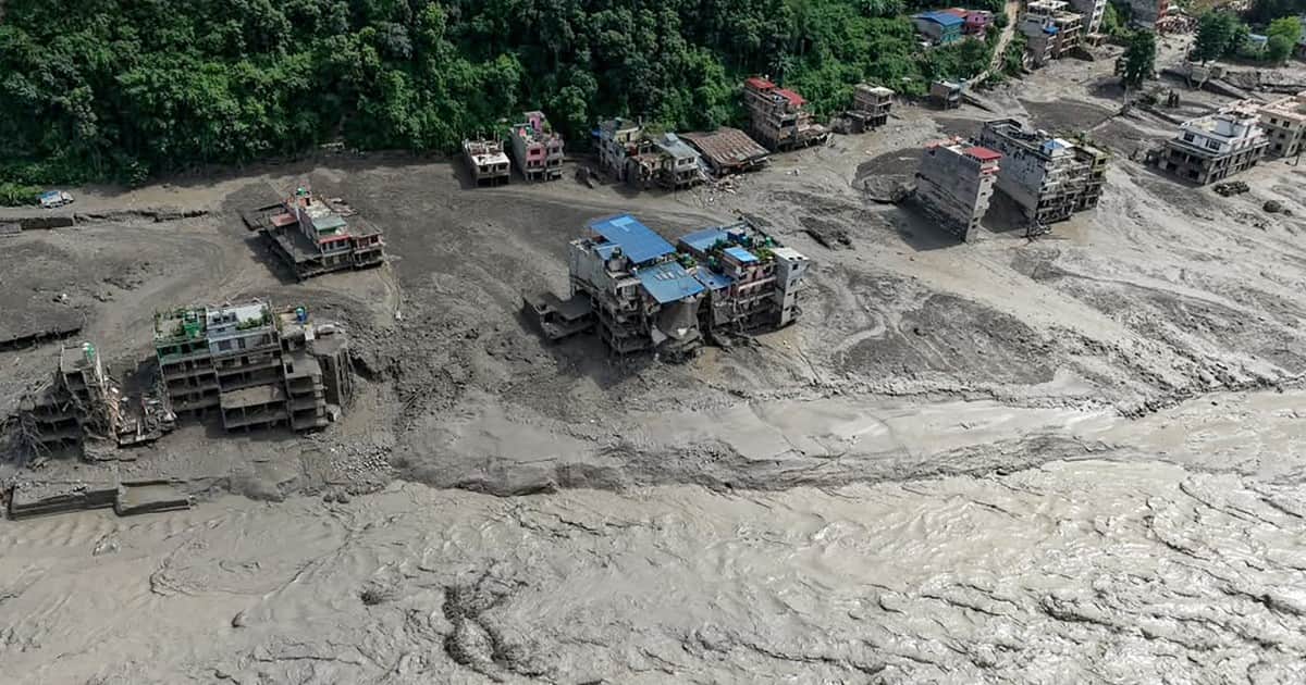 Los impresionantes rescates y la huida de los elefantes tras la catástrofe en Nepal