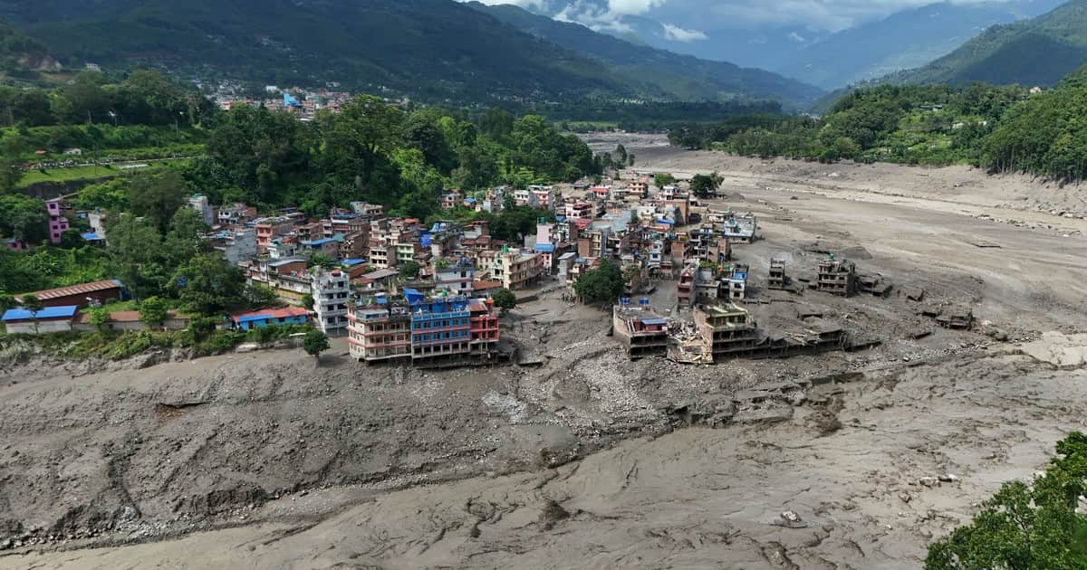 Una impactante riada arrasó la frontera entre Nepal y el Tibet: hay al menos 95 muertos y casi 500 turistas desaparecidos