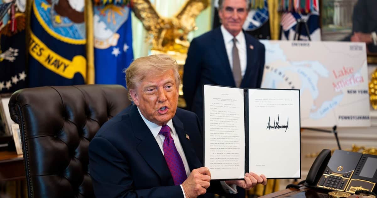 Trump firmó el decreto que cambia el nombre del Lago Ontario a Lago América y volvió a provocar: "Ahora sólo nos falta un océano"
