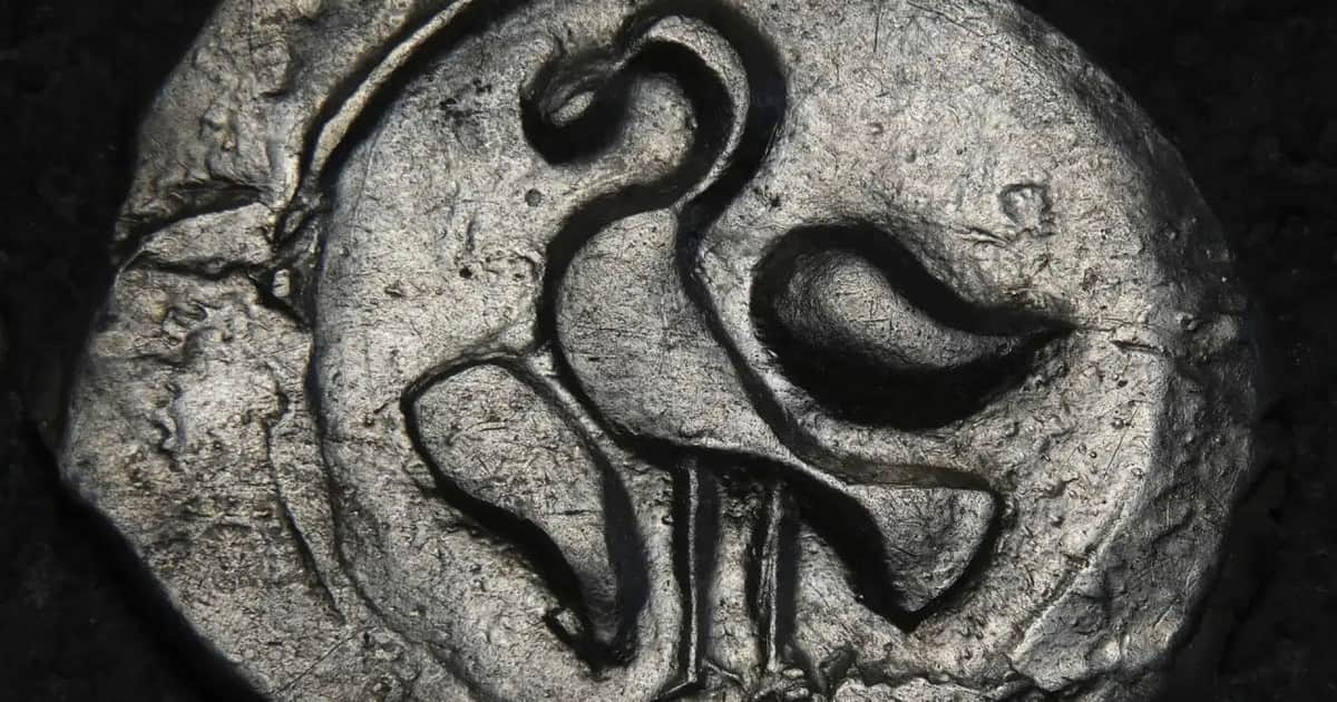 Arqueólogos hallaron un tesoro con más de 2.600 monedas de plata del siglo XV