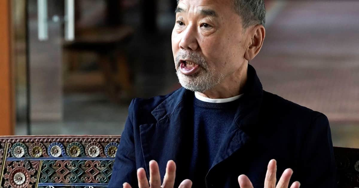 Haruki Murakami, escritor japonés, 77 años: "No podemos simplemente sentarnos y mirar nuestras heridas para siempre. Debemos levantarnos y seguir adelante"